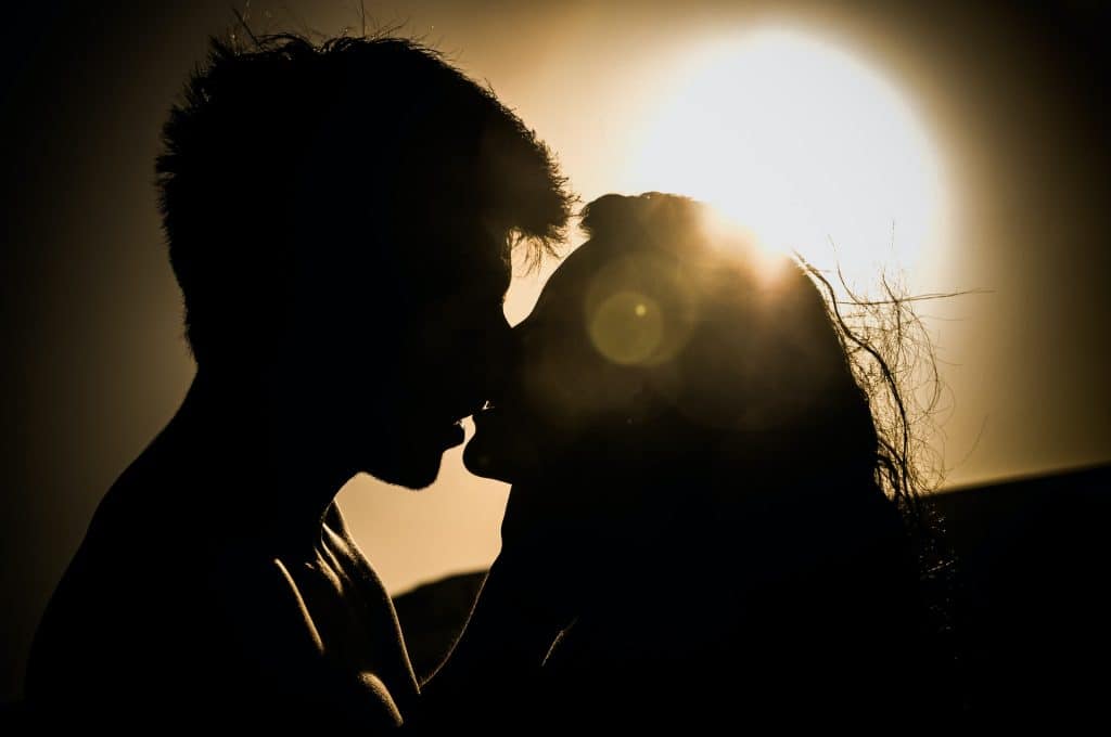 silhoutte-of-a-couple-kissing