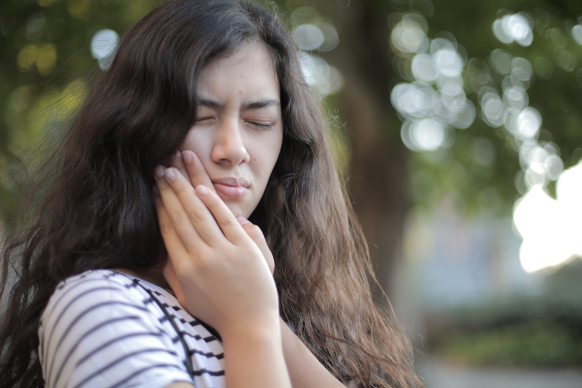 woman experiencing a toothache